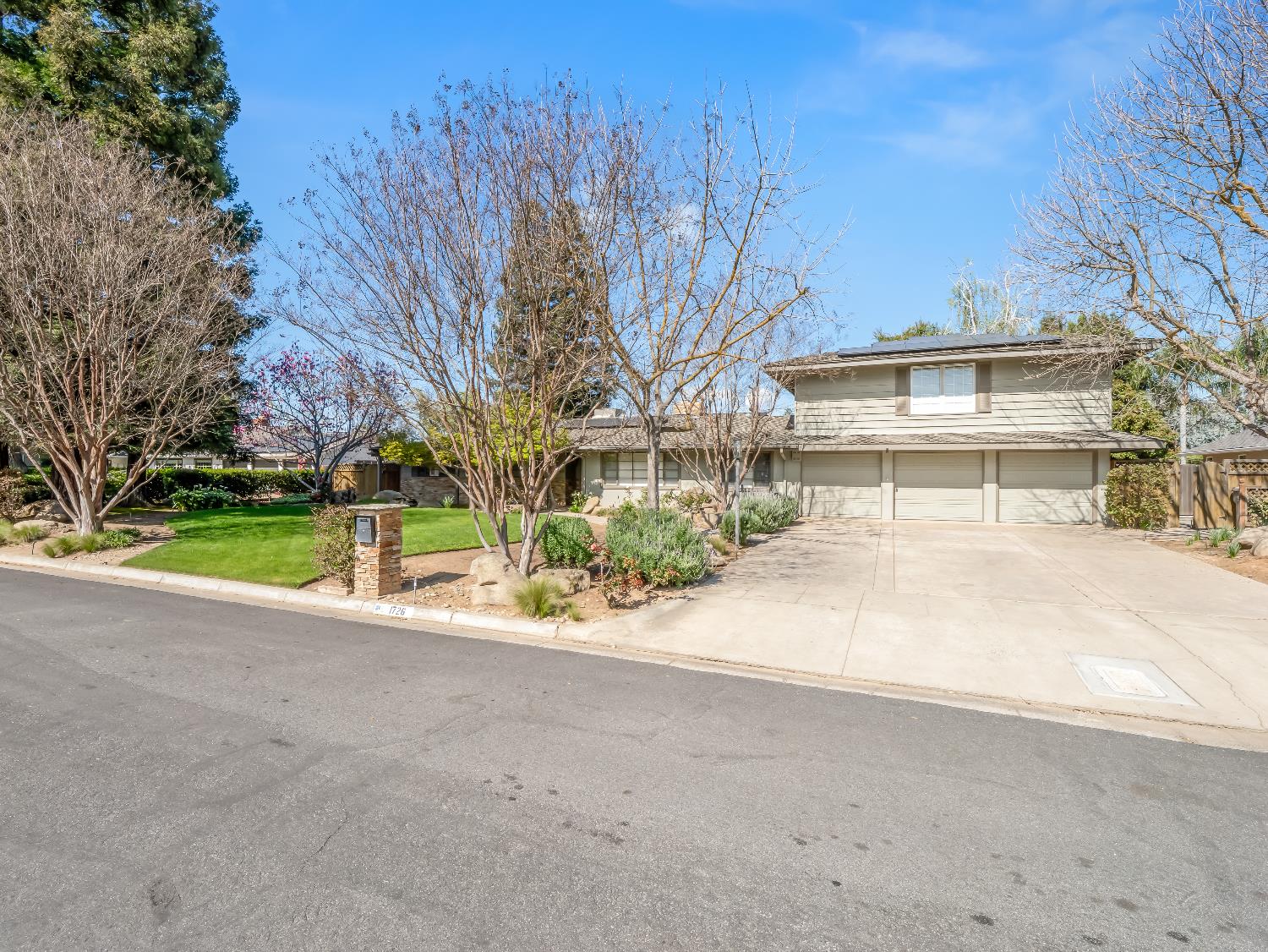 1726 W San Madele Ave